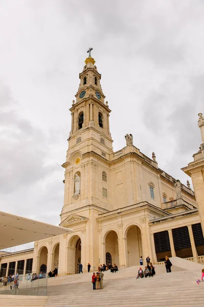 Fatima, Portekiz - 16 Ekim 2016: Tespih Leydimiz Bazilikası, Fatima Tapınağı, Portekiz. Katolik hacılar ve turistler için önemli yerler