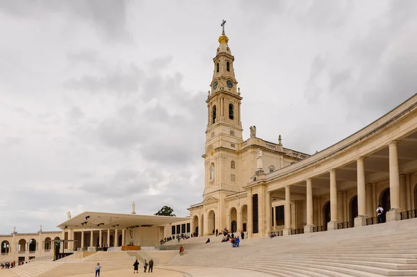 Fatima, Portekiz - 16 Ekim 2016: Tespih Leydimiz Bazilikası, Fatima Tapınağı, Portekiz. Katolik hacılar ve turistler için önemli yerler