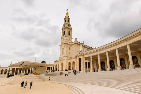 Fatima, Portekiz - 16 Ekim 2016: Tespih Leydimiz Bazilikası, Fatima Tapınağı, Portekiz. Katolik hacılar ve turistler için önemli yerler