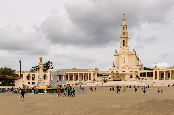 Fatima, Portekiz - 16 Ekim 2016: Tespih Leydimiz Bazilikası, Fatima Tapınağı, Portekiz. Katolik hacılar ve turistler için önemli yerler
