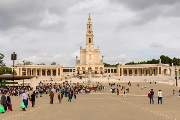 Fatima, Portekiz - 16 Ekim 2016: Tespih Leydimiz Bazilikası, Fatima Tapınağı, Portekiz. Katolik hacılar ve turistler için önemli yerler