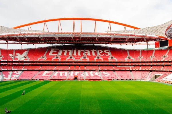 Lizbon, Portekiz - 17 Ekim 2016: Emirates, S.L. Benfica stadyumu Estadio da Luz'daki (Stadium of Light) tribünde imzaatlıyor. Euro 2004 için inşa edilmiştir.