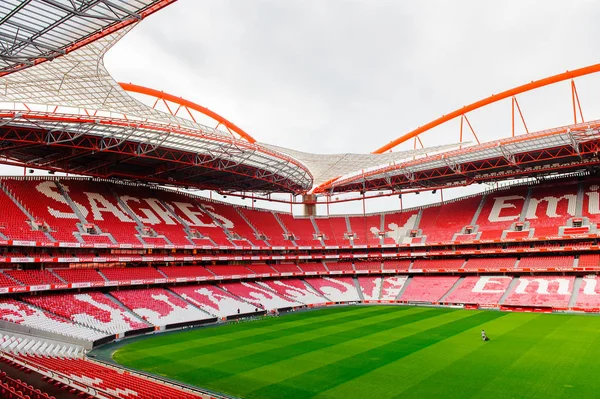 Lizbon, Portekiz - 17 Ekim 2016: Estadio da Luz'da Sagres logosu (Stadium of Light), S.L. Benfica stadyumu. Euro 2004 için inşa edilmiştir.