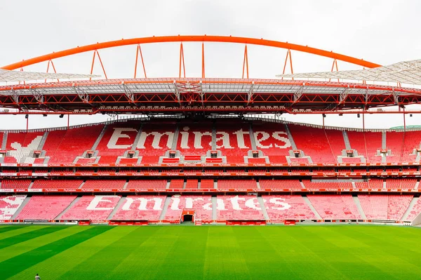 Lizbon, Portekiz - 17 Ekim 2016: Emirates, S.L. Benfica stadyumu Estadio da Luz'daki (Stadium of Light) tribünde imzaatlıyor. Euro 2004 için inşa edilmiştir.