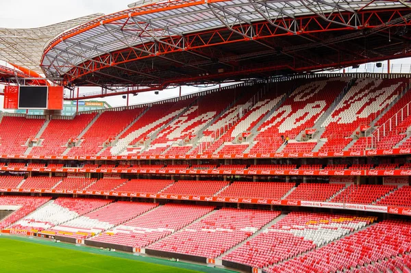 Lizbon, Portekiz - 17 Ekim 2016: Estadio da Luz'da Coca Cola logosu (Stadium of Light), S.L. Benfica stadyumu. Euro 2004 için inşa edilmiştir.