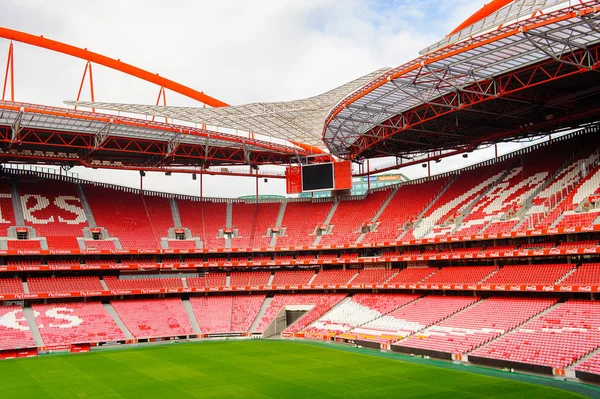 Lizbon, Portekiz - 17 Ekim 2016: Estadio da Luz'da Coca Cola logosu (Stadium of Light), S.L. Benfica stadyumu. Euro 2004 için inşa edilmiştir.