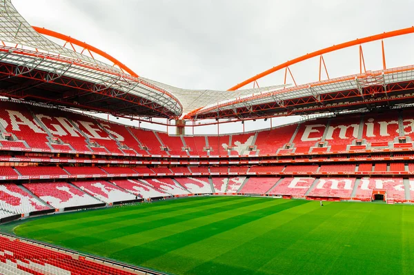 Lizbon, Portekiz - 17 Ekim 2016: Estadio da Luz Tribünleri (Stadium of Light), S.L. Benfica stadyumu. Euro 2004 için inşa edilmiştir.