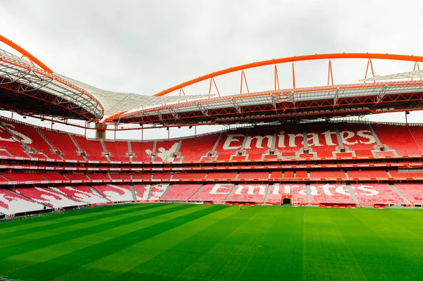 Lizbon, Portekiz - 17 Ekim 2016: Estadio da Luz Tribünleri (Stadium of Light), S.L. Benfica stadyumu. Euro 2004 için inşa edilmiştir.