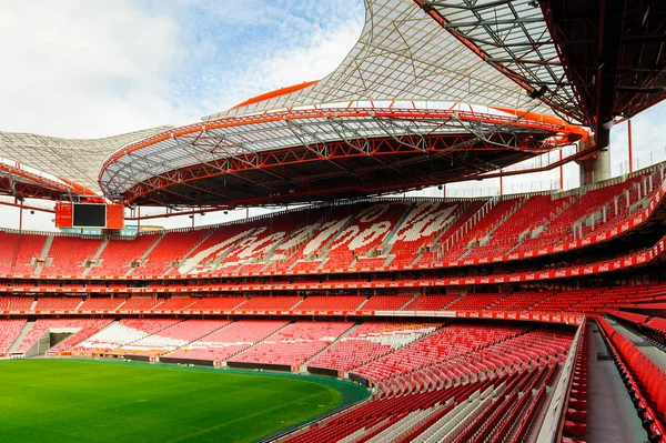 Lizbon, Portekiz - 17 Ekim 2016: Estadio da Luz Tribünleri (Stadium of Light), S.L. Benfica stadyumu. Euro 2004 için inşa edilmiştir.