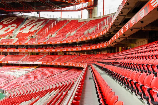 Lizbon, Portekiz - 17 Ekim 2016: Estadio da Luz Tribünleri (Stadium of Light), S.L. Benfica stadyumu. Euro 2004 için inşa edilmiştir.