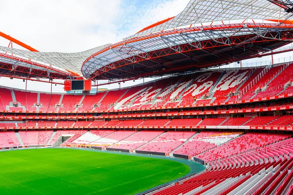 Lizbon, Portekiz - 17 Ekim 2016: Estadio da Luz Tribünleri (Stadium of Light), S.L. Benfica stadyumu. Euro 2004 için inşa edilmiştir.
