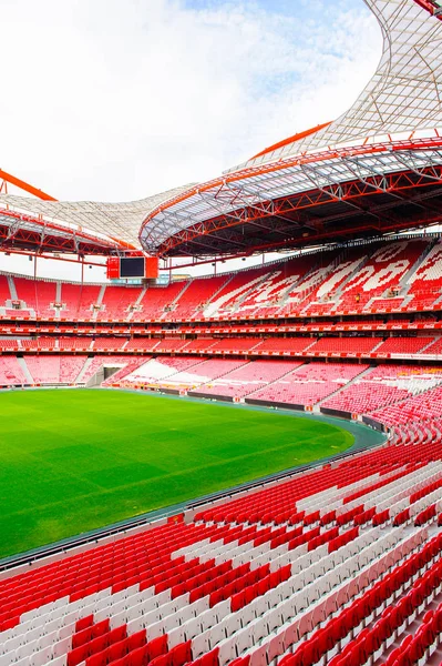 Lizbon, Portekiz - 17 Ekim 2016: Estadio da Luz Tribünleri (Stadium of Light), S.L. Benfica stadyumu. Euro 2004 için inşa edilmiştir.