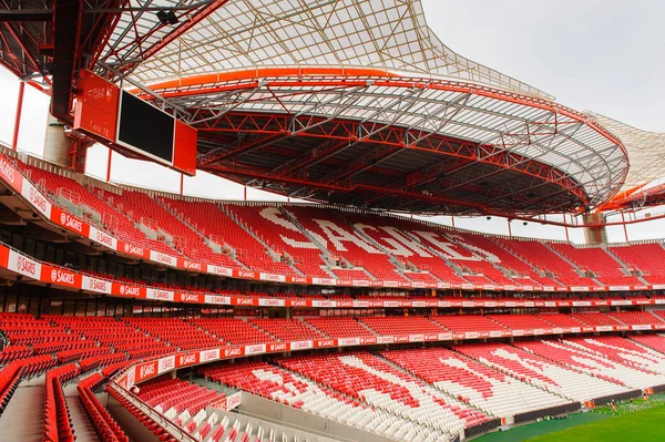 Lizbon, Portekiz - 17 Ekim 2016: Estadio da Luz'da Sagres logosu (Stadium of Light), S.L. Benfica stadyumu. Euro 2004 için inşa edilmiştir.
