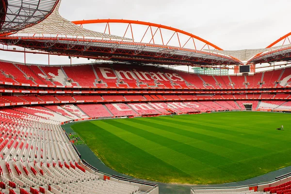リスボン ポルトガル 2016年10月17日 ベンフィカのホームスタジアム エスタディオ スタジアム ライト のトリビューンにエミレーツのロゴ ユーロ2004のために建てられました — ストック写真