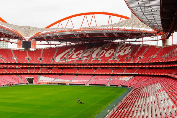 Lizbon, Portekiz - 17 Ekim 2016: Estadio da Luz'da Coca Cola logosu (Stadium of Light), S.L. Benfica stadyumu. Euro 2004 için inşa edilmiştir.