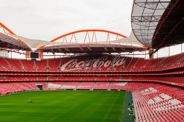 Lizbon, Portekiz - 17 Ekim 2016: Estadio da Luz'da Coca Cola logosu (Stadium of Light), S.L. Benfica stadyumu. Euro 2004 için inşa edilmiştir.
