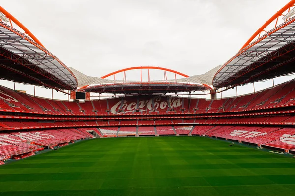 Lizbon, Portekiz - 17 Ekim 2016: Estadio da Luz'daki Coca Cola logosunun Panoraması (Stadium of Light), S.L. Benfica stadyumu. Euro 2004 için inşa edilmiştir.
