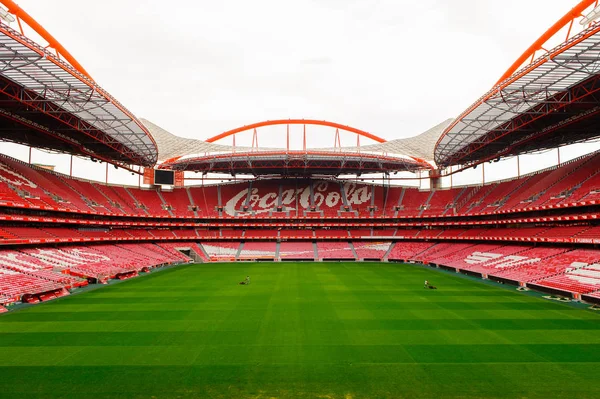 Lizbon, Portekiz - 17 Ekim 2016: Estadio da Luz'daki Coca Cola logosunun Panoraması (Stadium of Light), S.L. Benfica stadyumu. Euro 2004 için inşa edilmiştir.