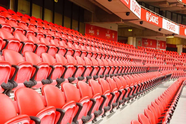 Lizbon, Portekiz - 17 Ekim 2016: Estadio da Luz'un kırmızı koltukları (Stadium of Light), S.L. Benfica stadyumu. Euro 2004 için inşa edilmiştir.