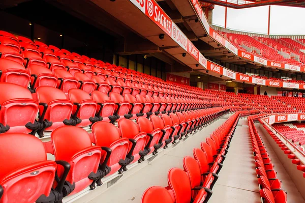 Lizbon, Portekiz - 17 Ekim 2016: Estadio da Luz'un kırmızı koltukları (Stadium of Light), S.L. Benfica stadyumu. Euro 2004 için inşa edilmiştir.