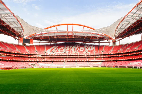 Lizbon, Portekiz - 17 Ekim 2016: Estadio da Luz'da Coca Cola logosu (Stadium of Light), S.L. Benfica stadyumu. Euro 2004 için inşa edilmiştir.