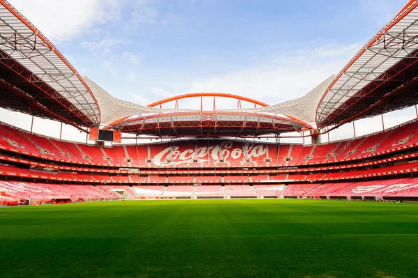 Lizbon, Portekiz - 17 Ekim 2016: Estadio da Luz'da Coca Cola logosu (Stadium of Light), S.L. Benfica stadyumu. Euro 2004 için inşa edilmiştir.