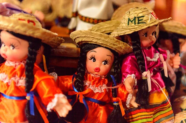 Mexico City, Mex - Eki 27, 2016: Hediyelik eşya dükkanında geleneksel elbiseli küçük Meksikalı bebekler, ülkeyi ziyaret eden turistler için popüler bir yer