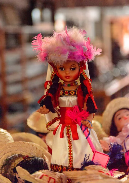 Mexico City, Mex - Eki 27, 2016: Hediyelik eşya dükkanında geleneksel elbiseli küçük Meksikalı bebekler, ülkeyi ziyaret eden turistler için popüler bir yer