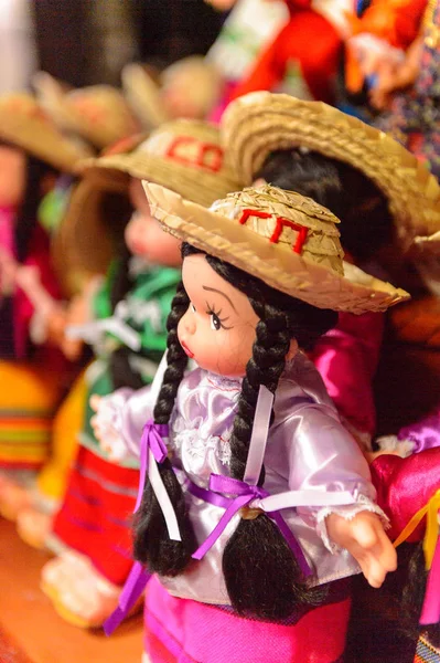 Mexico City, Mex - Eki 27, 2016: Hediyelik eşya dükkanında geleneksel elbiseli küçük Meksikalı bebekler, ülkeyi ziyaret eden turistler için popüler bir yer