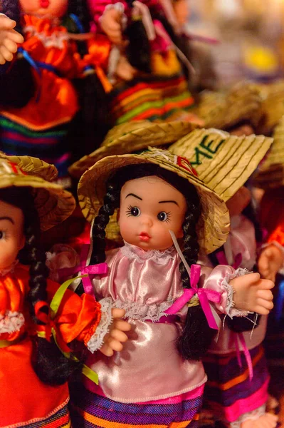 Mexico City, Mex - Eki 27, 2016: Hediyelik eşya dükkanında geleneksel elbiseli küçük Meksikalı bebekler, ülkeyi ziyaret eden turistler için popüler bir yer