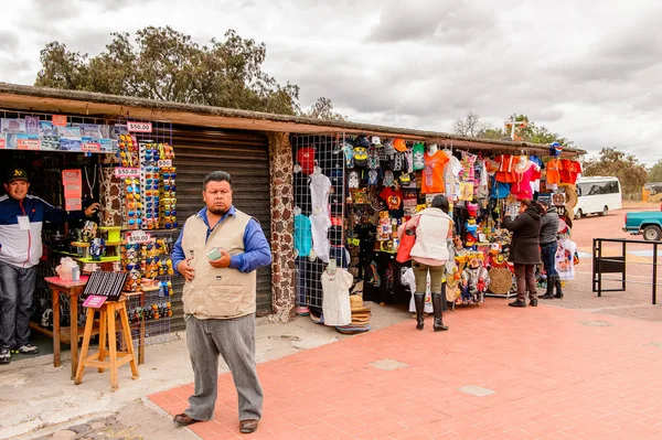 Teotihuacan, Meksika - 27 Ekim 2016: Turistler arasında popüler olan orijinal geleneksel Meksika hediyelik eşya ve giyim pazar yeri.