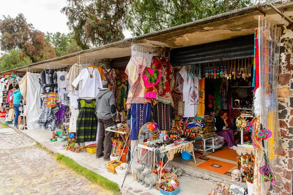 Teotihuacan, Meksika - 27 Ekim 2016: Turistler arasında popüler olan orijinal geleneksel Meksika hediyelik eşya ve giyim pazar yeri.