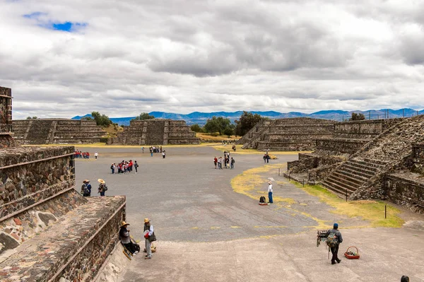 Teotiucan, Meksika - 27 Ekim 2016: Teotihuacan'ın bir parçası, Kolomb öncesi Amerika'da inşa edilmiş birçok Mesoamerican piramidinin bulunduğu yer. Unesco Dünya Mirası