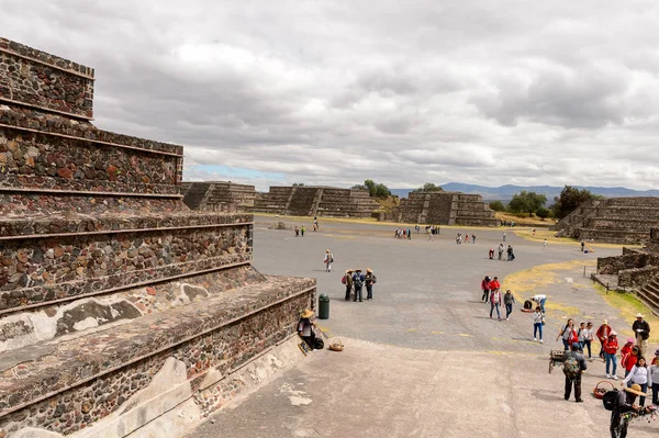 Teotiucan, Meksika - 27 Ekim 2016: Teotihuacan, Kolomb öncesi Amerika'da inşa edilmiş birçok Mesoamerican piramidinin bulunduğu yer. Unesco Dünya Mirası