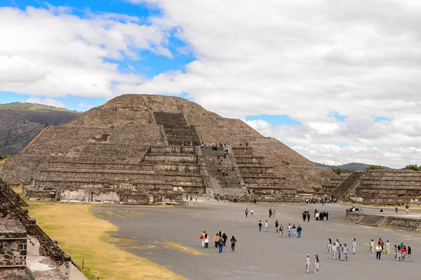 Teotiucan, Meksika - 27 Ekim 2016: Teotihuacan'daki Ay Piramidi (Piramide de Luna), Kolomb öncesi Amerika'da inşa edilmiş birçok Mezoamerikan piramidinin bulunduğu yer. Unesco Dünya Mirası