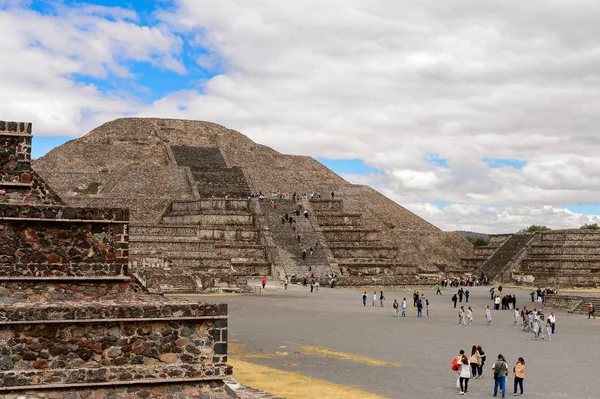 Teotiucan, Meksika - 27 Ekim 2016: Teotihuacan'daki Ay Piramidi (Piramide de Luna), Kolomb öncesi Amerika'da inşa edilmiş birçok Mezoamerikan piramidinin bulunduğu yer. Unesco Dünya Mirası