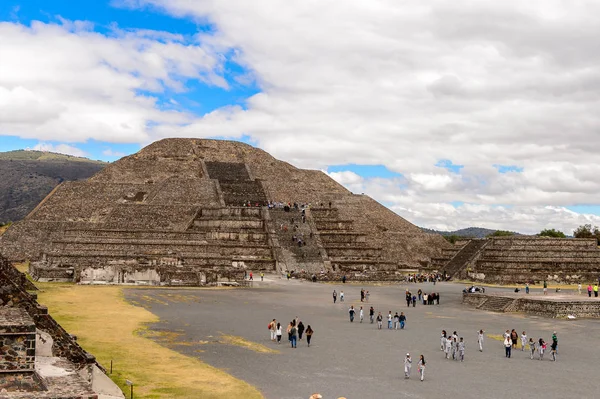 Teotiucan, Meksika - 27 Ekim 2016: Teotihuacan'daki Ay Piramidi (Piramide de Luna), Kolomb öncesi Amerika'da inşa edilmiş birçok Mezoamerikan piramidinin bulunduğu yer. Unesco Dünya Mirası