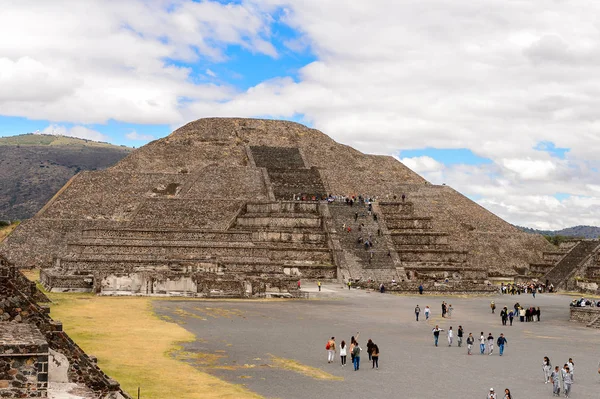 Teotiucan, Meksika - 27 Ekim 2016: Teotihuacan'daki Ay Piramidi (Piramide de Luna), Kolomb öncesi Amerika'da inşa edilmiş birçok Mezoamerikan piramidinin bulunduğu yer. Unesco Dünya Mirası