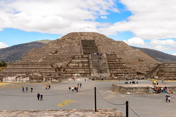 Teotiucan, Meksika - 27 Ekim 2016: Teotihuacan Ay Piramidi, Kolomb öncesi Amerika'da inşa edilmiş birçok Mesoamerican piramidinin bulunduğu yer. Unesco Dünya Mirası