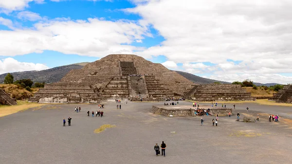 Teotiucan, Meksika - 27 Ekim 2016: Teotihuacan Ay Piramidi, Kolomb öncesi Amerika'da inşa edilmiş birçok Mesoamerican piramidinin bulunduğu yer. Unesco Dünya Mirası