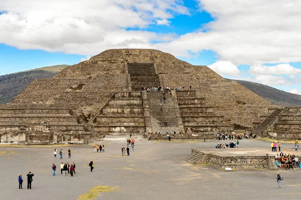 Teotiucan, Meksika - 27 Ekim 2016: Teotihuacan Ay Piramidi, Kolomb öncesi Amerika'da inşa edilmiş birçok Mesoamerican piramidinin bulunduğu yer. Unesco Dünya Mirası