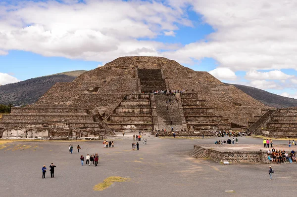 Teotiucan, Meksika - 27 Ekim 2016: Teotihuacan Ay Piramidi, Kolomb öncesi Amerika'da inşa edilmiş birçok Mesoamerican piramidinin bulunduğu yer. Unesco Dünya Mirası