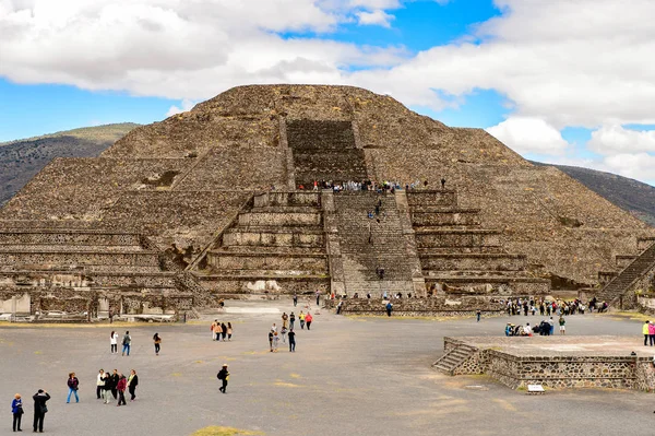 Teotiucan, Meksika - 27 Ekim 2016: Teotihuacan Ay Piramidi, Kolomb öncesi Amerika'da inşa edilmiş birçok Mesoamerican piramidinin bulunduğu yer. Unesco Dünya Mirası