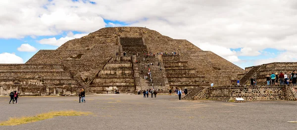 Teotiucan, Meksika - 27 Ekim 2016: Teotihuacan'daki Ay Piramidi (Piramide de Luna), Kolomb öncesi Amerika'da inşa edilmiş birçok Mezoamerikan piramidinin bulunduğu yer. Unesco Dünya Mirası