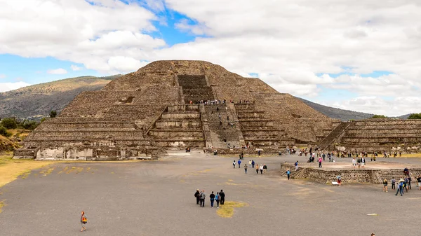 Teotiucan, Meksika - 27 Ekim 2016: Teotihuacan'daki Ay Piramidi (Piramide de Luna), Kolomb öncesi Amerika'da inşa edilmiş birçok Mezoamerikan piramidinin bulunduğu yer. Unesco Dünya Mirası