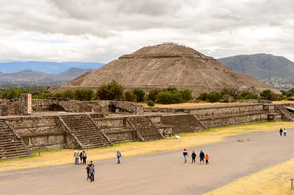 Teotiucan, Meksika - Eki 27, 2016: Teotihuacan Güneş Piramidi, eski bir Mesoamerican şehridir. Unesco Dünya Mirası