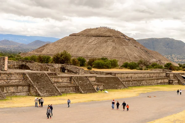 Teotiucan, Meksika - Eki 27, 2016: Teotihuacan Güneş Piramidi, eski bir Mesoamerican şehridir. Unesco Dünya Mirası