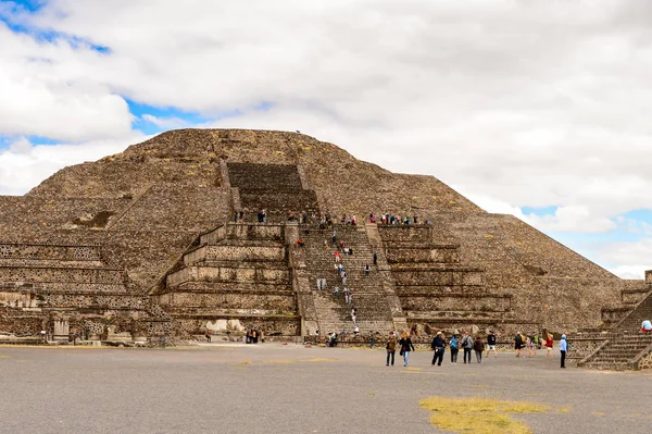 Teotiucan, Meksika - 27 Ekim 2016: Teotihuacan'daki Ay Piramidi (Piramide de Luna), Kolomb öncesi Amerika'da inşa edilmiş birçok Mezoamerikan piramidinin bulunduğu yer. Unesco Dünya Mirası