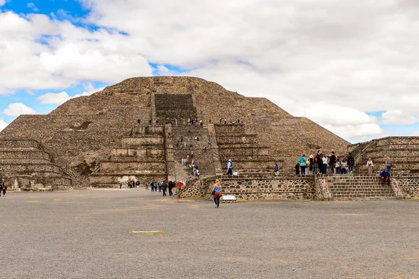 Teotiucan, Meksika - 27 Ekim 2016: Teotihuacan'daki Ay Piramidi (Piramide de Luna), Kolomb öncesi Amerika'da inşa edilmiş birçok Mezoamerikan piramidinin bulunduğu yer. Unesco Dünya Mirası