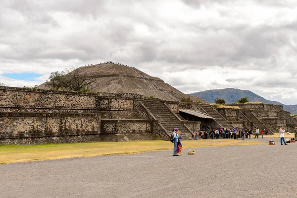 Teotiucan, Meksika - 27 Ekim 2016: Teotihuacan ÖlülerI Bulvarı, Kolomb öncesi Amerika'da inşa edilmiş birçok Mezoamerikan piramidinin bulunduğu yer. Unesco Dünya Mirası